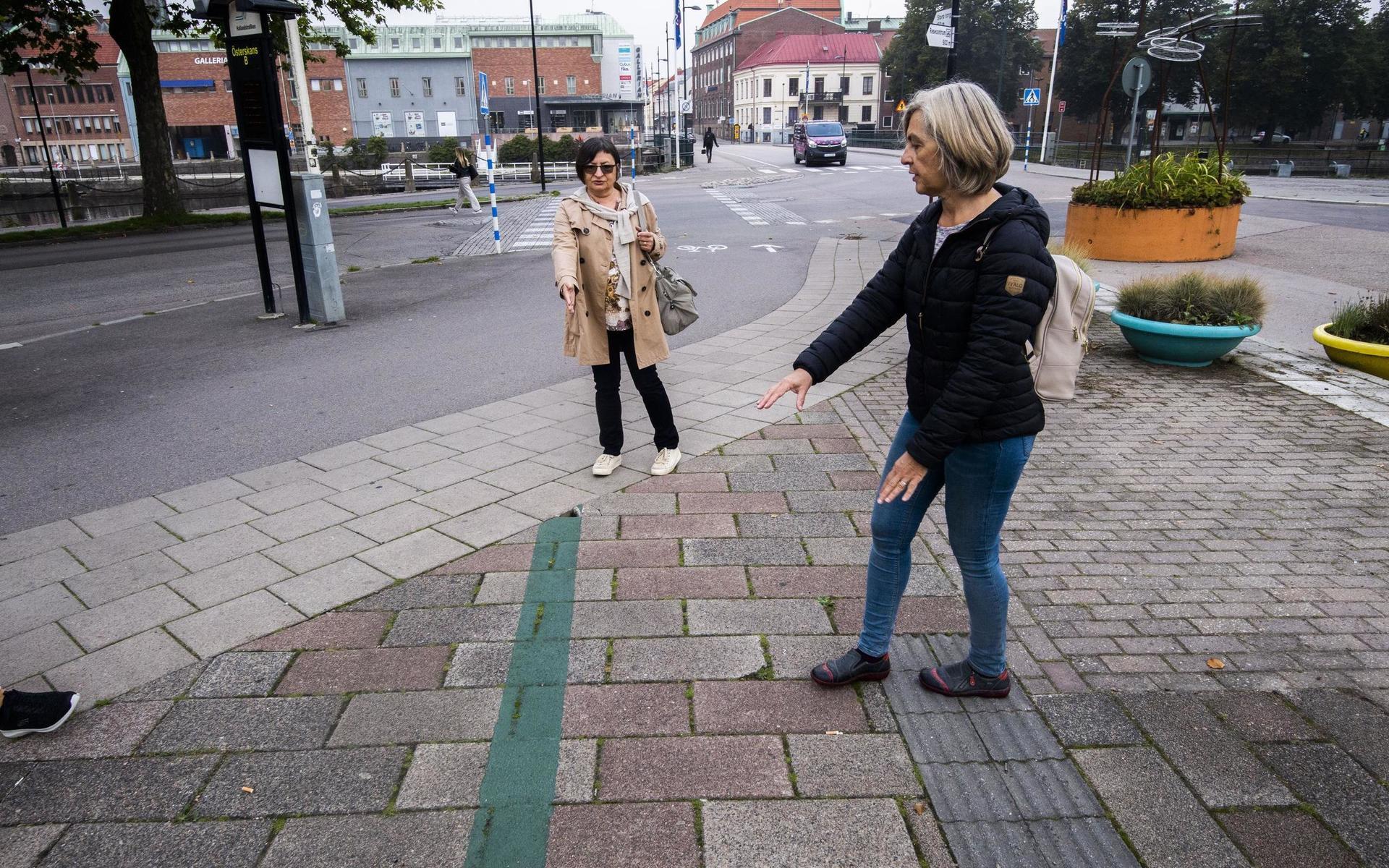 Den gröna linjen som visar hotellets placering ska egentligen inte sluta här utan gå fram till ungefär mitten av övergångsstället över Strandgatan där kommunen i stället markerat med en gul prick. 