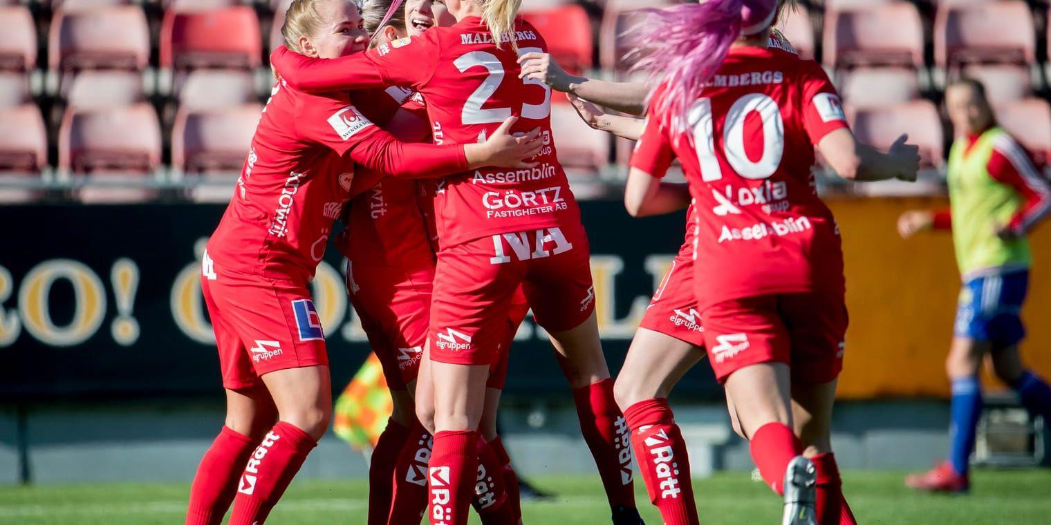 Kif Örebros Heather Williams omringas av lagkamraterna efter sitt 1–0-mål mot Vittsjö.