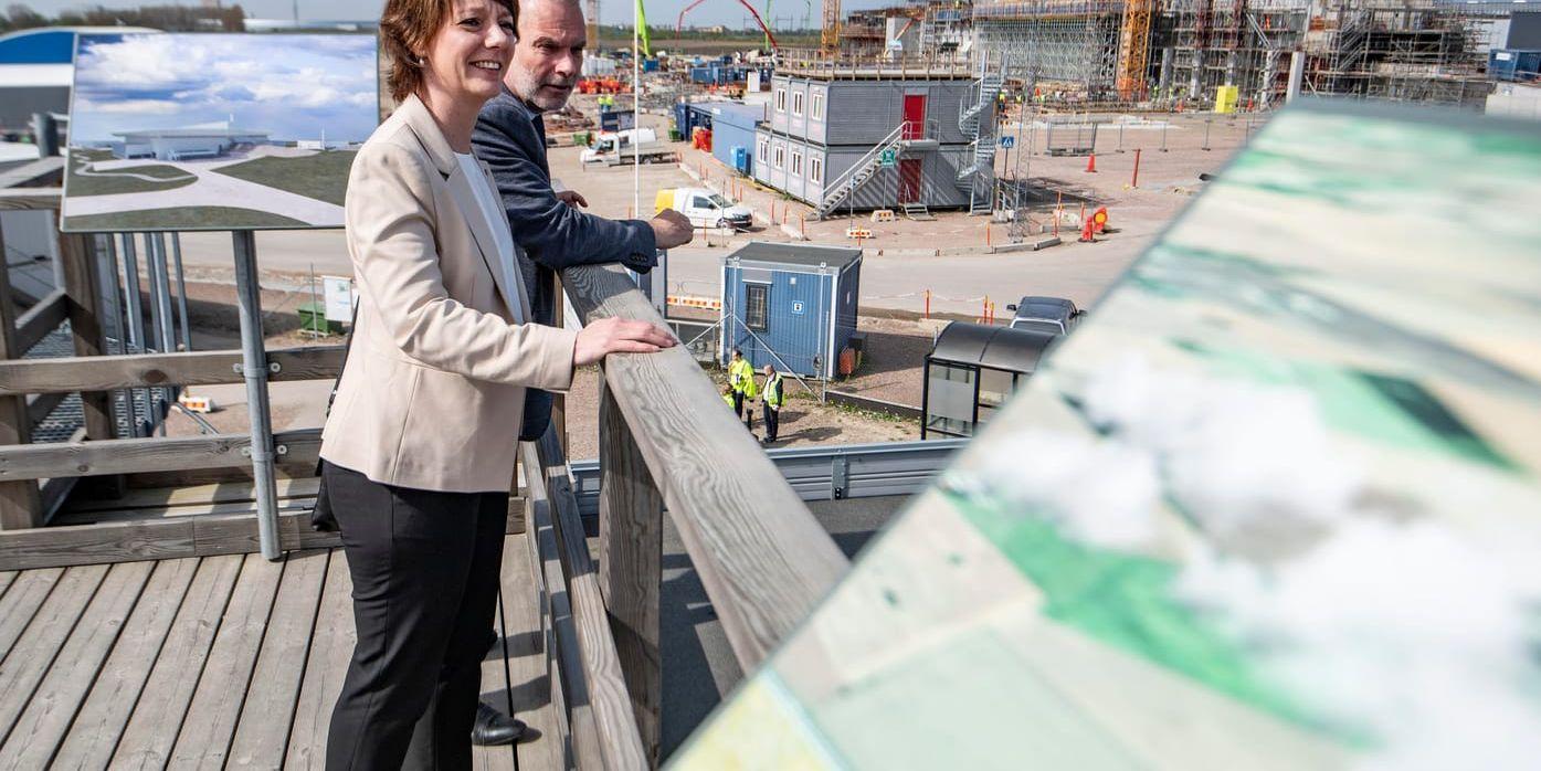 Matilda Ernkrans (S), minister för högre utbildning och forskning, blickar ut över anläggningen tillsammans med John Womersley, generaldirektör för ESS.