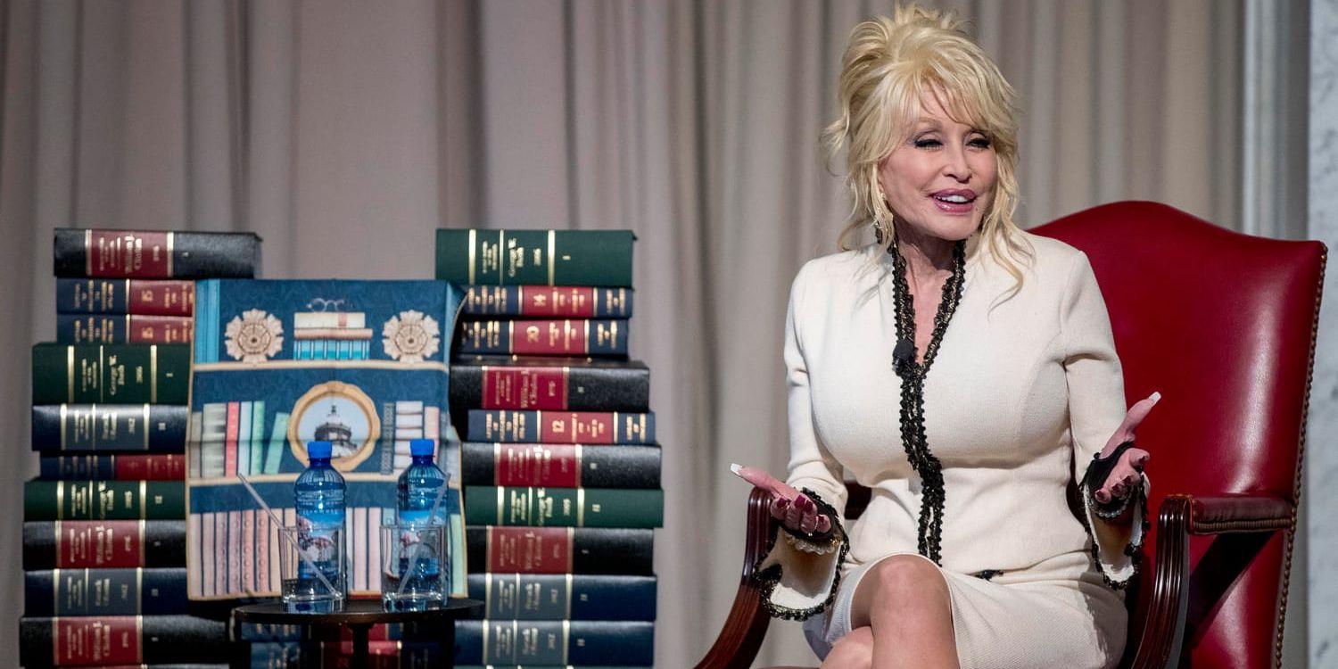 Dolly Parton vid uppmärksammandet av att hennes organisation "Imagination library" har skänkt bort 100 miljoner böcker.