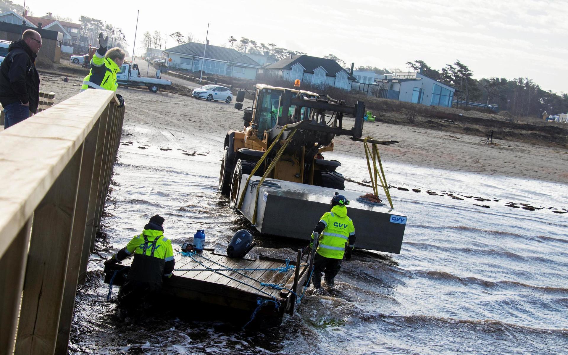 6 april. I samband med bygget av den nya bryggan i Skummeslövsstrand skänkte Gatu Väg väst en flotte. Men att få ut flotten visade sig vara lättare sagt än gjort. Flotten slet sig och efter flera försök fick gav företaget upp. Det blev ingen flotte. 