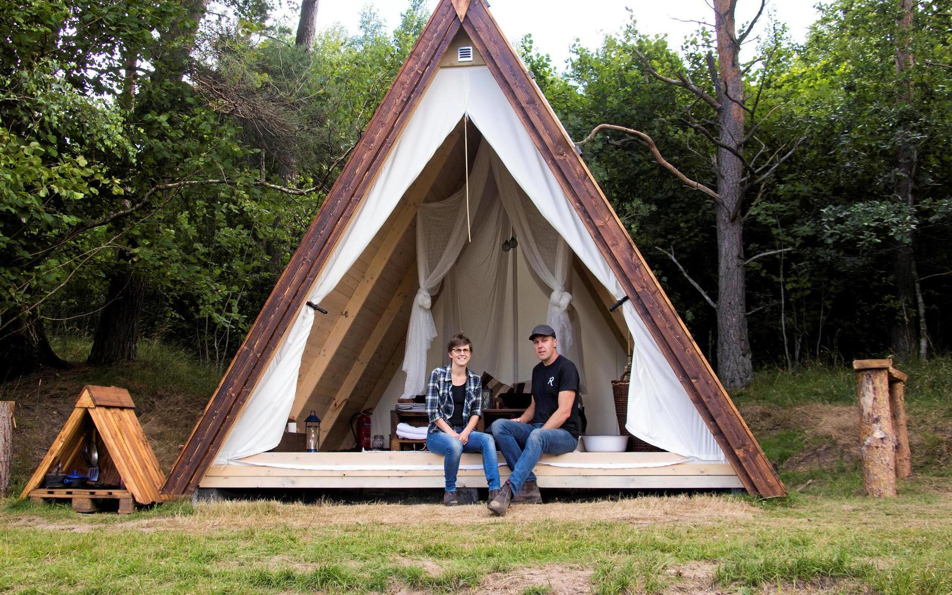 30 juli. Susanne Bååth Jacobsson och hennes man Markus öppnade sin första glampingstuga på Sandfallets glamping i Veinge. De första veckorna var fullbokade och paret siktade på att bygga ytterligare en stuga. 