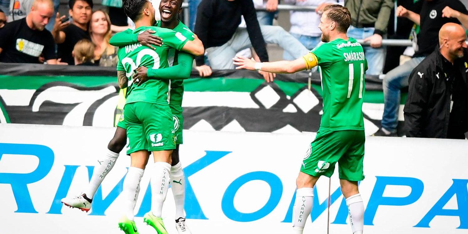 Pa Dibba, med ansiktet mot kameran, kramas om av Jiloan Hamad efter ett av sina två mål i Hammarbys segermatch mot Örebro.