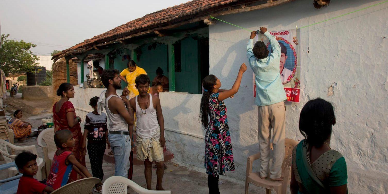 Sörjande familjemedlemmar hänger upp ett porträtt av Bala Krishna, en 33-årig rikshaförare som mördades tidigare i år av en uppretad folkmassa utanför sitt hem i Korremula utanför Hyderabad. Folkhopen gick till attack efter rykten som spridits via sociala medier, om att ligor som kidnappar barn härjade i trakten. Regeringen har krävt att meddelandetjänsten Whatsapp vidtar åtgärder för att stoppa den sortens grundlösa rykten från att spridas.