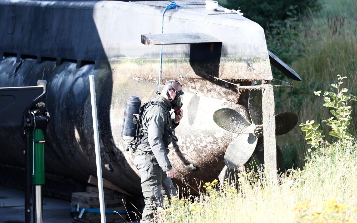 Efter att kriminaltekniker iklädda gasmasker och syrgastuber undersökte ubåten meddelade polisen förra helgen att ingen kropp fanns ombord. Bild: Anders Ylander
