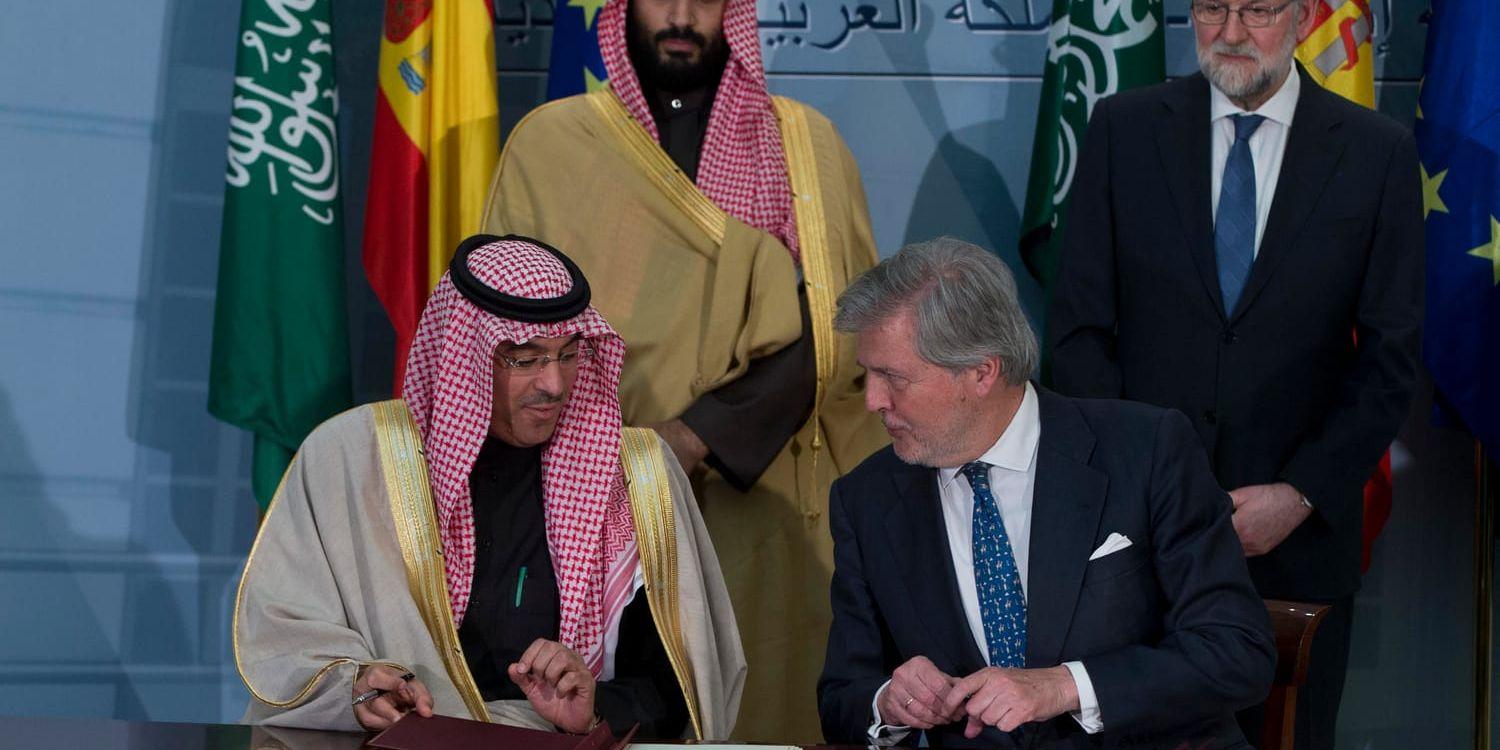 Spaniens tidigare utrikesminister Alfonso Dastis skriver under ett avtal med sin saudiske motpart framför Saudiarabiens kronprins Mohammed bin Salman och Spaniens ex-premiärminister Mariano Rajoy i Madrid i april.