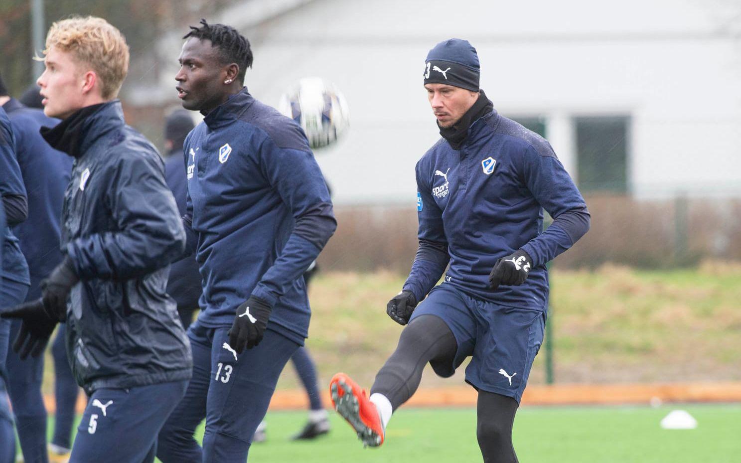 Dusan Djuric har fullt fokus på bollen under HBK:s första träning för 2021.