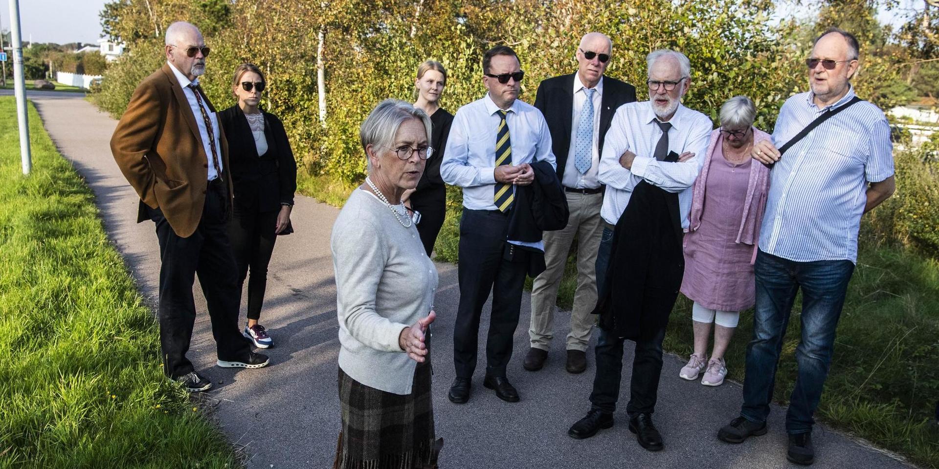 Rättens ordförande, lagmannen Pia Johansson, pekar ut vad som gäller. Från höger syns nämndemännen Jan Gottfriedsson, Else-Marie Bouvin, Dan Hagung och Per-Åke Pålsson. I randig slips syns även rådman Joakim Hugosson.