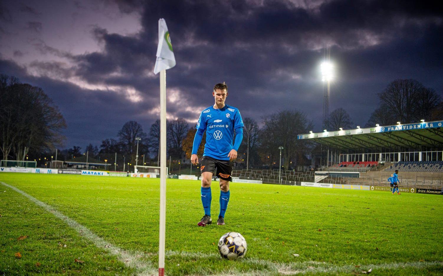 Mörka moln ligger över idrotten och inte minst elitfotbollen när 2020 blir 2021. Jonatan Svedberg och hans kolleger i Halmstads BK tvingades spela hela den framgångsrika Superettan-säsongen utan publik på läktarna, vilket gick hårt åt klubbkassan. Hur det blir under 2021 är det ännu ingen som vet.