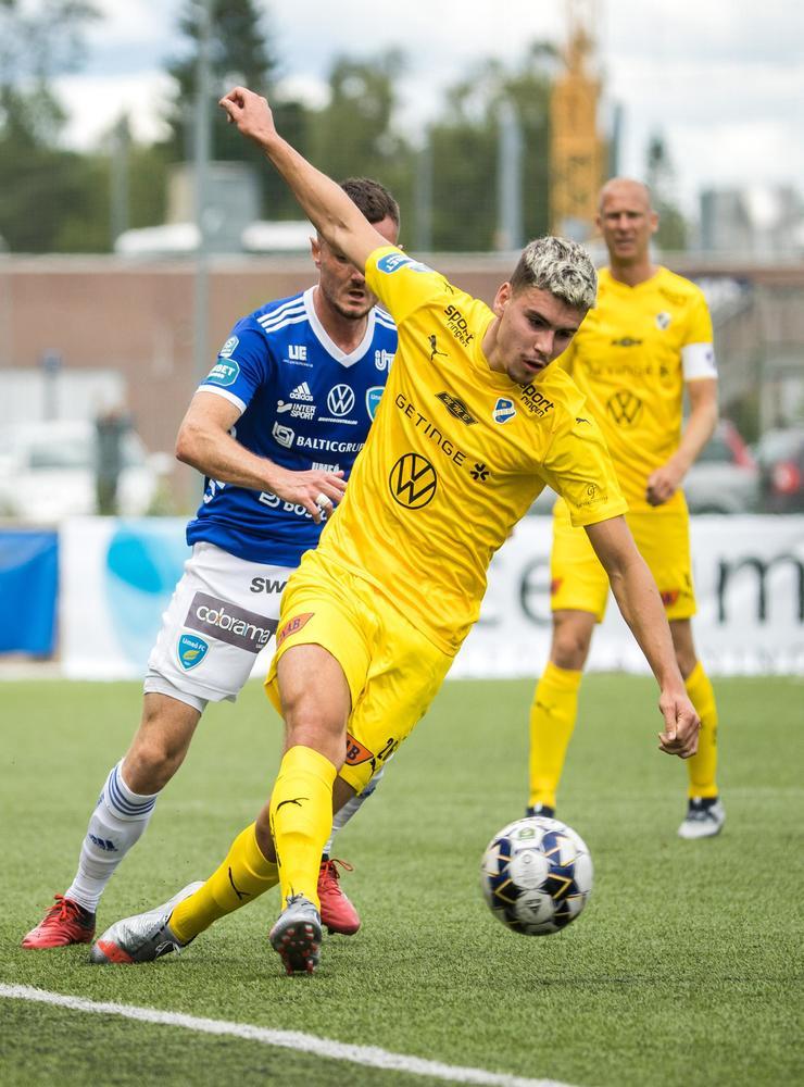 Halmstads Edvin Kurtulus och Umeås Aurelien Norest. Bild: Johan Löf/Bildbyrån