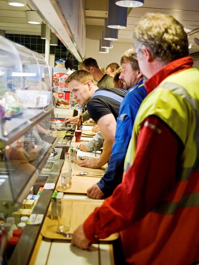 Arbetsplatserna är den stora källan till smittspridning i Halland just nu. ”På de arbetsplatser där det är svårt att hålla avstånd behöver man verkligen se över hur man kan minska smittspridningen, även vid fika och luncher”, säger smittskyddsläkare Maria Löfgren. 