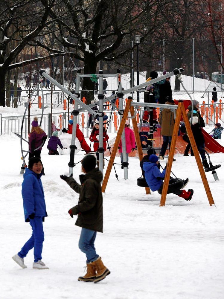 På grundskolorna i Halmstad ligger nu frånvaron på tio procent, både bland barn och personal. Inom förskolan är den dubbelt så hög. 