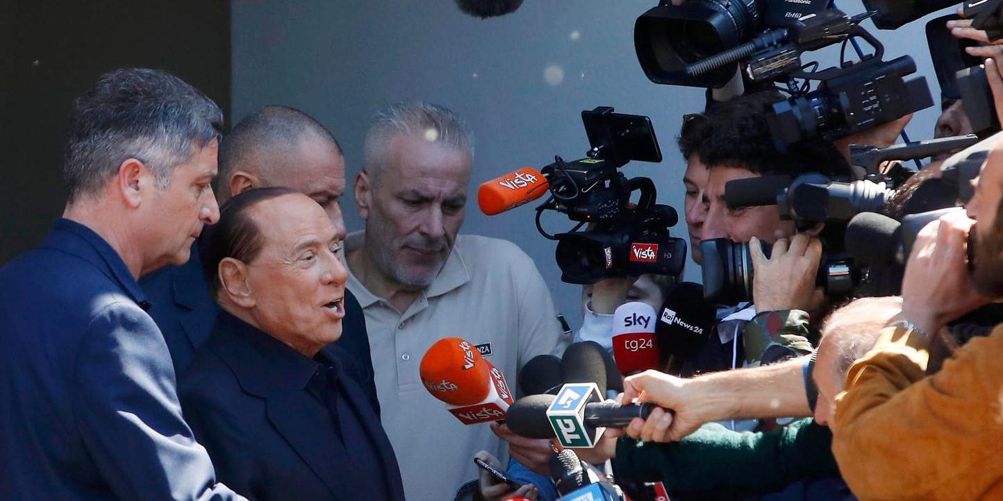 Den förre tidigare premiärministern Silvio Berlusconi pratar med journalister utanför sjukhuset San Raffaele.