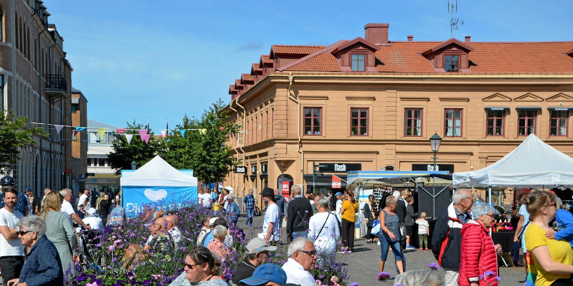 ”Det ska också vara mycket grönt, inte för mycket asfalt och betong”.Här torghandel i Varberg en sommardag. 