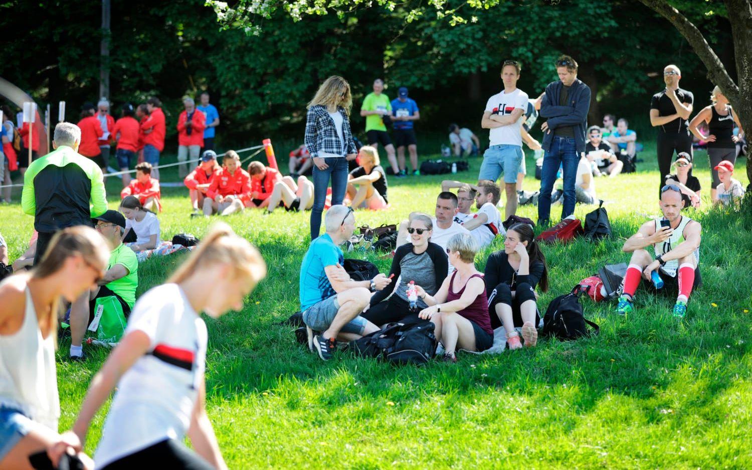 Löpare och publik vid Slottskogsvallen.