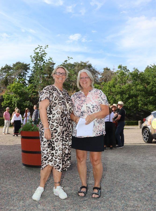 Väninnorna Susanne Backlund och Birgitta Grundell såg fram mot Malmbergs föreställning. 