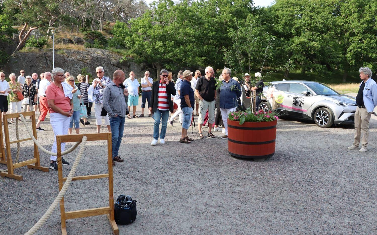 Vädret var perfekt för teater i Tjolöholms Magasinet, som var totalt och fullkomligt utsålt. 