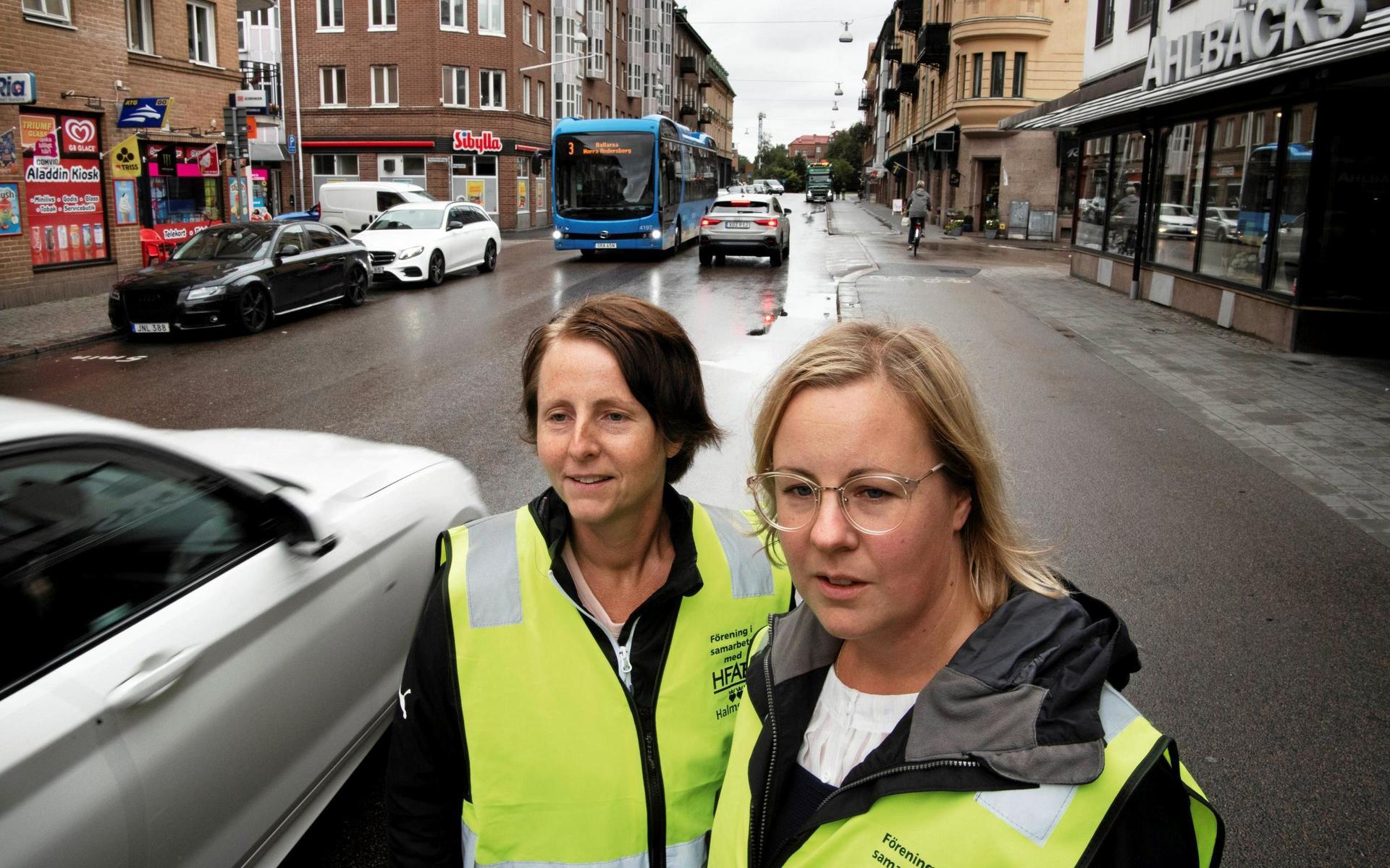 Madeleine Danielsson och Caroline Carlsson har nattvandrat i centrum för fotbollsklubben Leikins räkning. De upplever att veckodagen gör stor skillnad för hur stökigt det är på Brogatan.