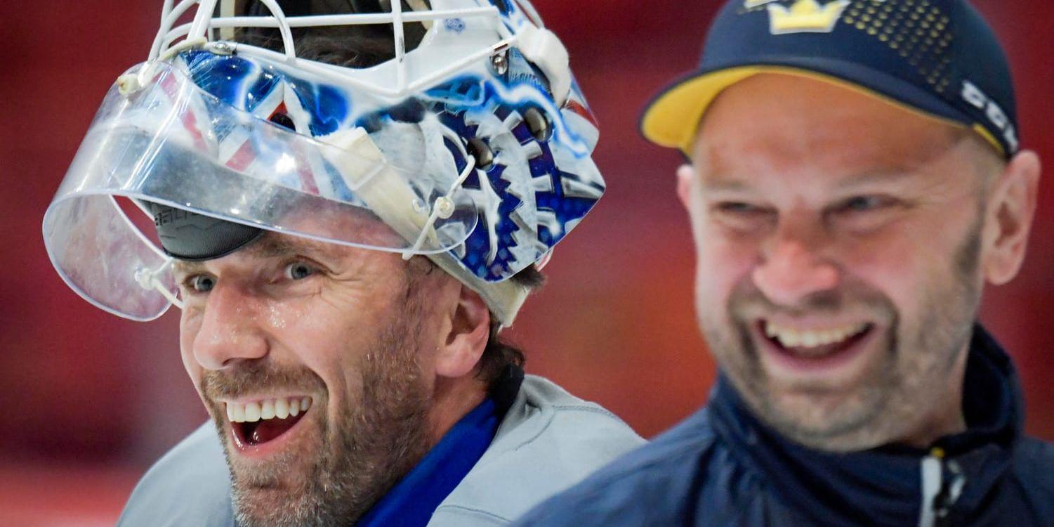 Henrik Lundqvist och målvaktstränaren Stefan Ladhe under träning med Tre kronor i Globen inför Carlson Hockey Games.