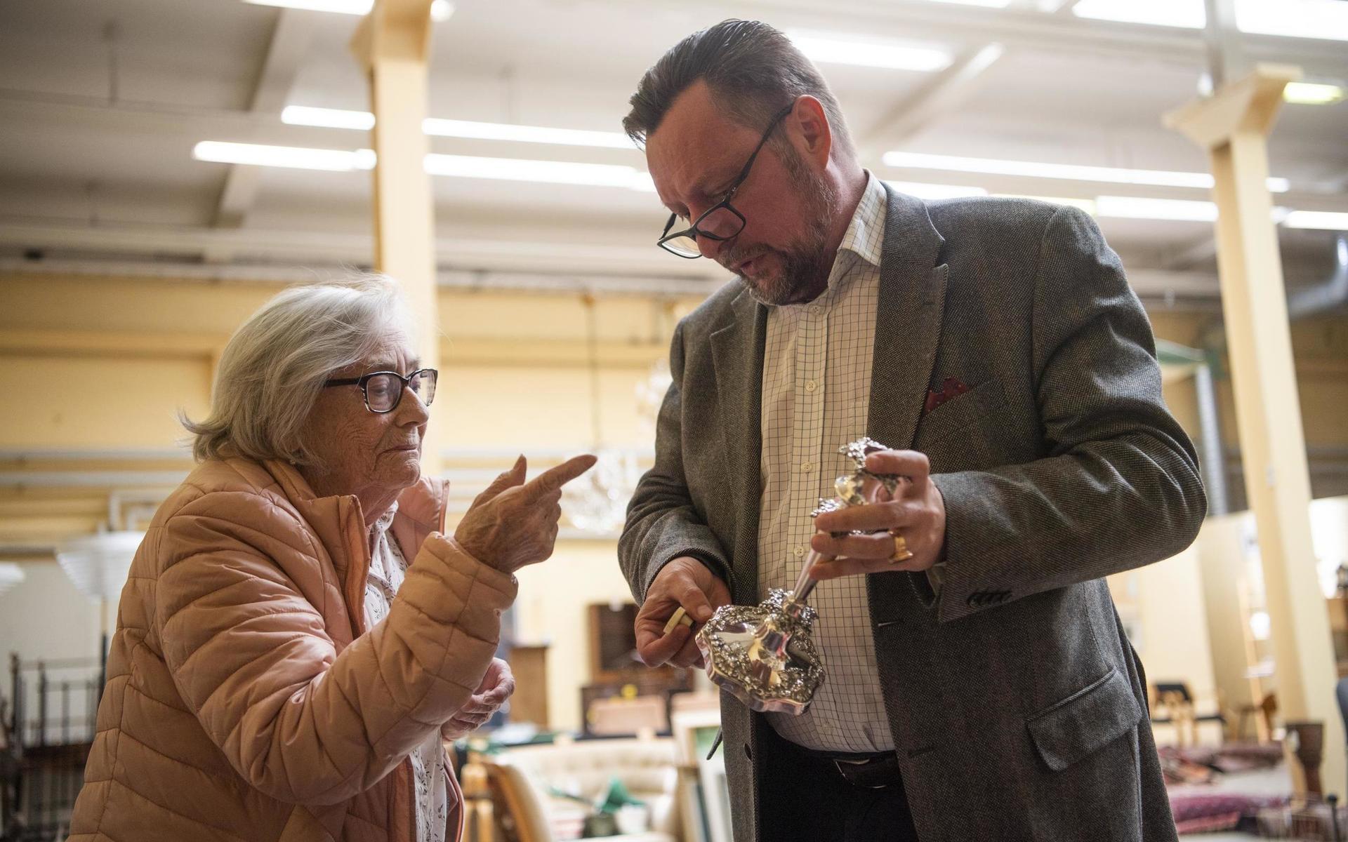 Susanna Rääf har kommit förbi Auktionsverket för att be Martin titta på en gammal silverljusstake.