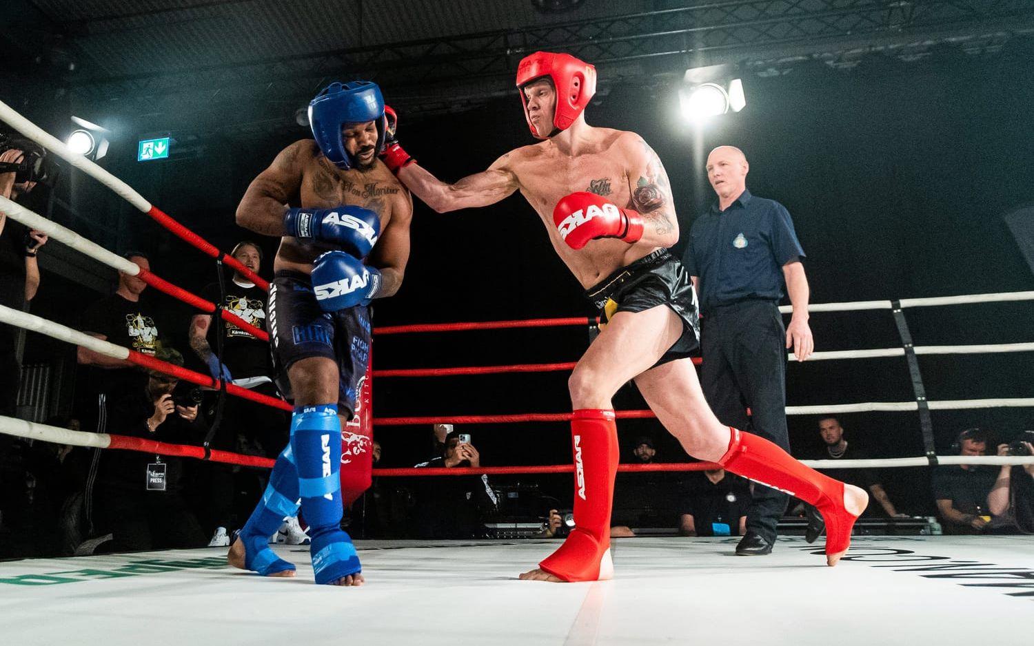 Victor de Almeida och Joakim Lamotte i en MMA-match under kampsportsgalan Bulldog Fight Night.