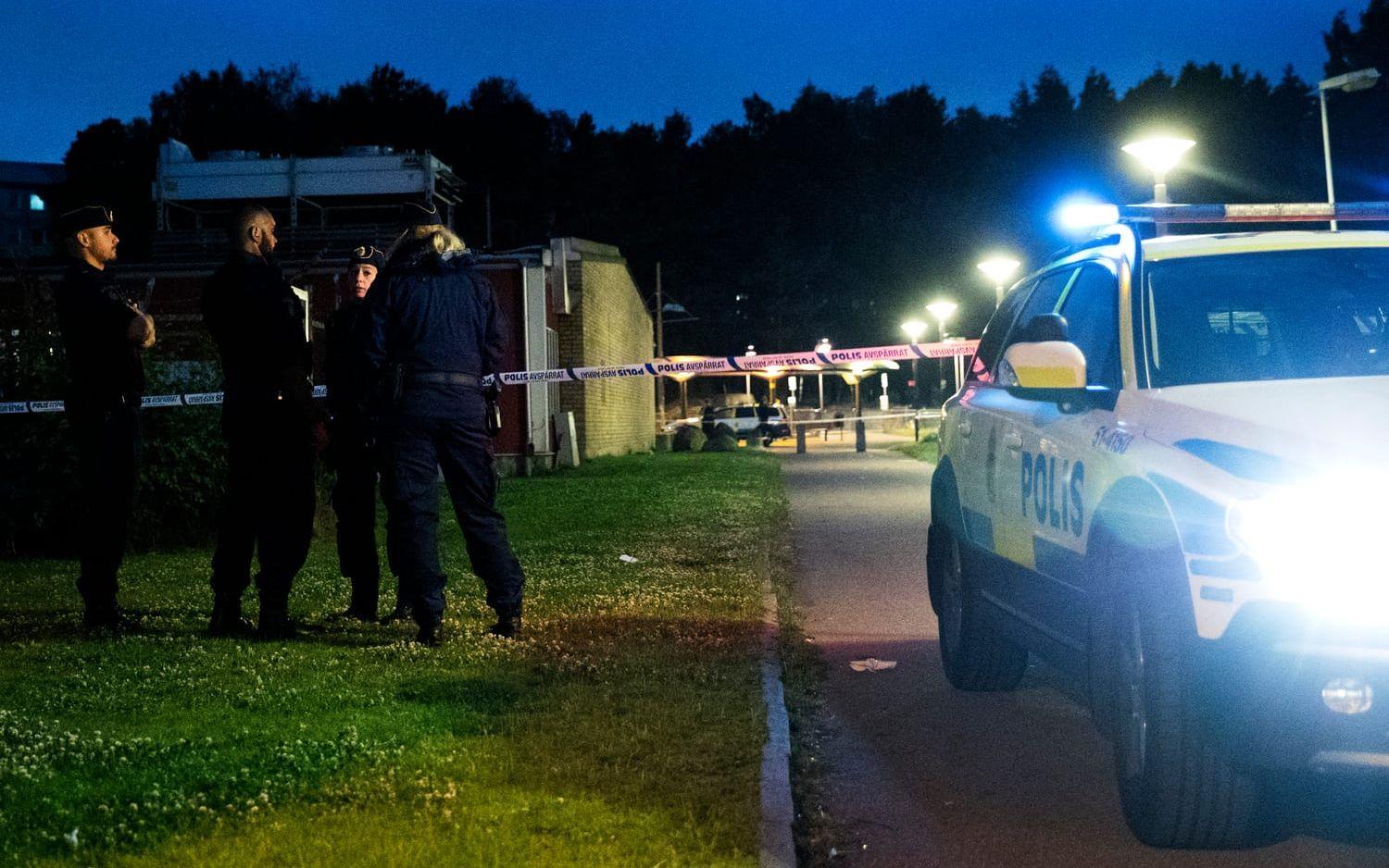 Polisen bekräftar att det är polispatrullen som skjutit en av de tre personerna.