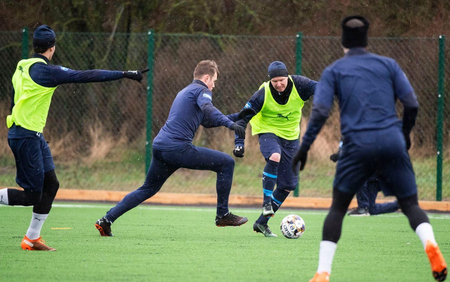 Simon Lundevall hann knappt visa upp sig i fjol, men startar mot IFK Värnamo.