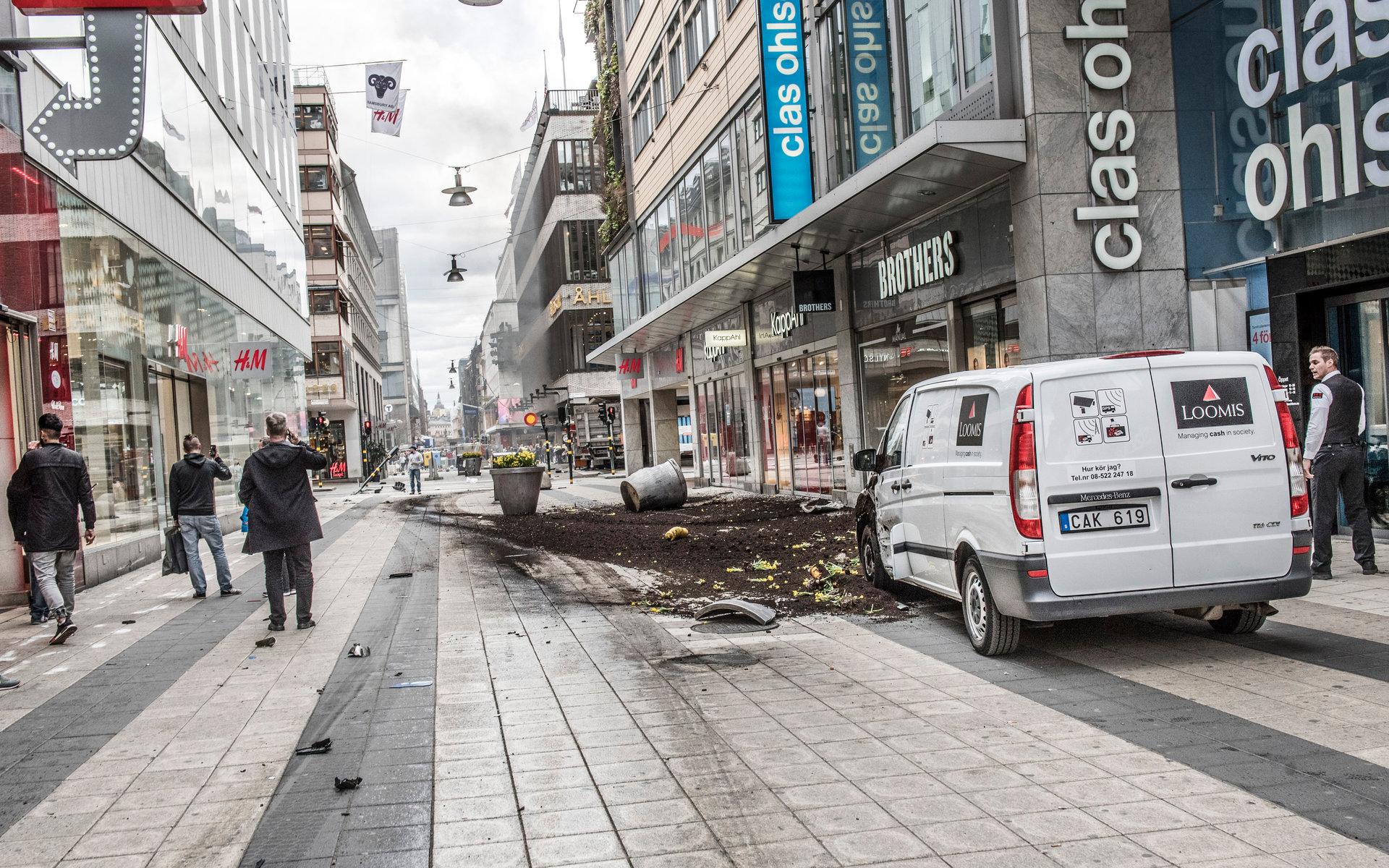 Rakhmat Akilov körde på två betonglejon. Det första fastnade först under lastbilen, men lossnade sedan och for in i Stadiums entré.