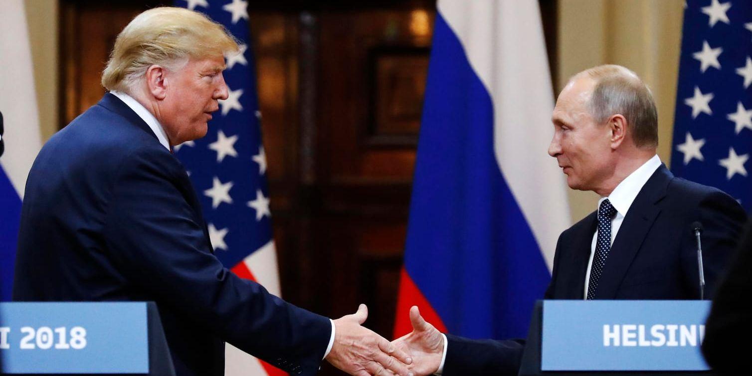 USA:s president Donald Trump skakar hand med Rysslands president Vladimir Putin vid presskonferensen efter deras möte i Helsingfors under måndagen.