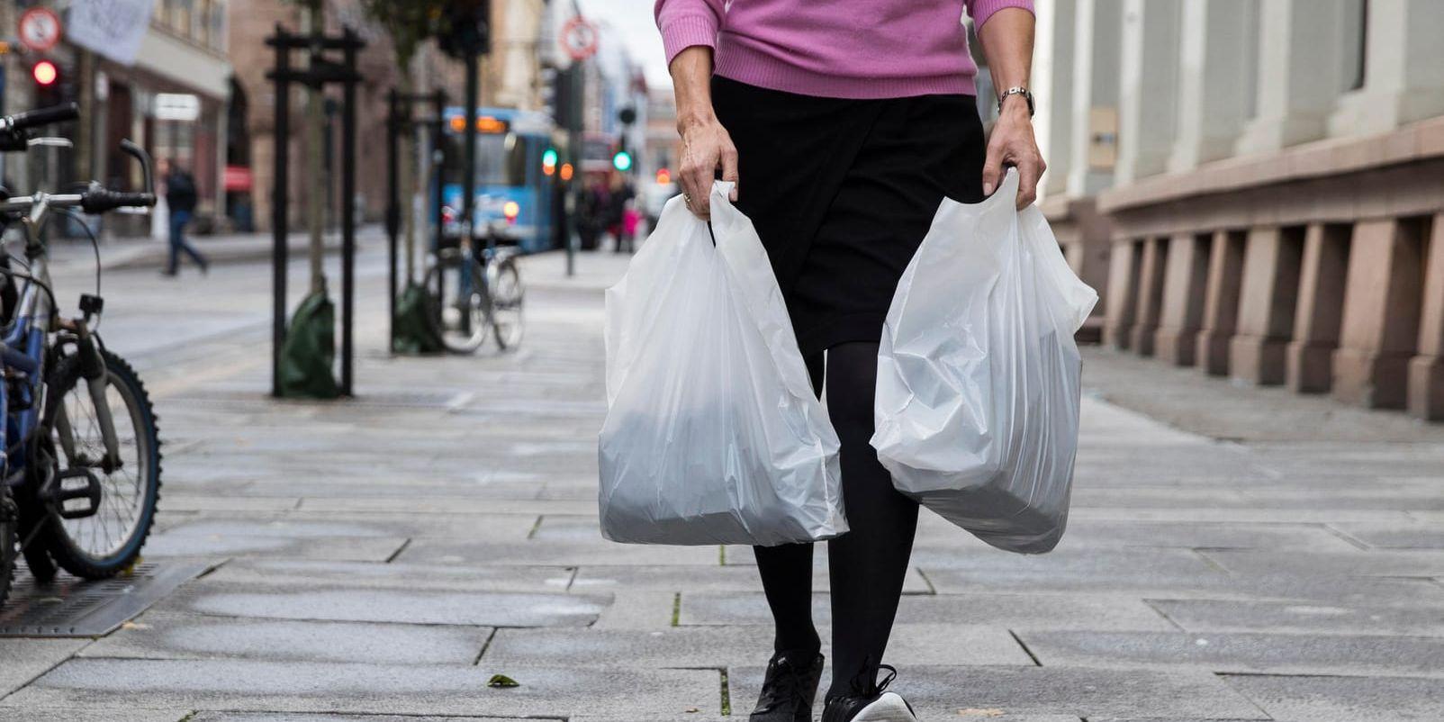 En plastpåse kan komma att kosta upp till sju kronor i framtiden. Arkivbild.