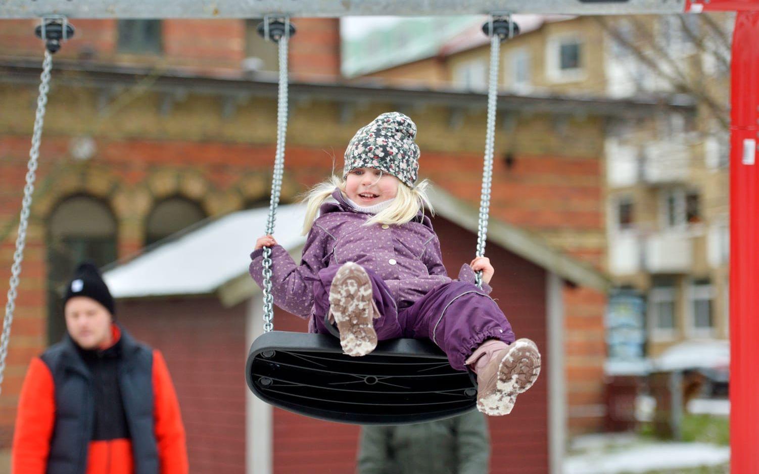 Ella Bolinder gungar högt i Norre katts park. 