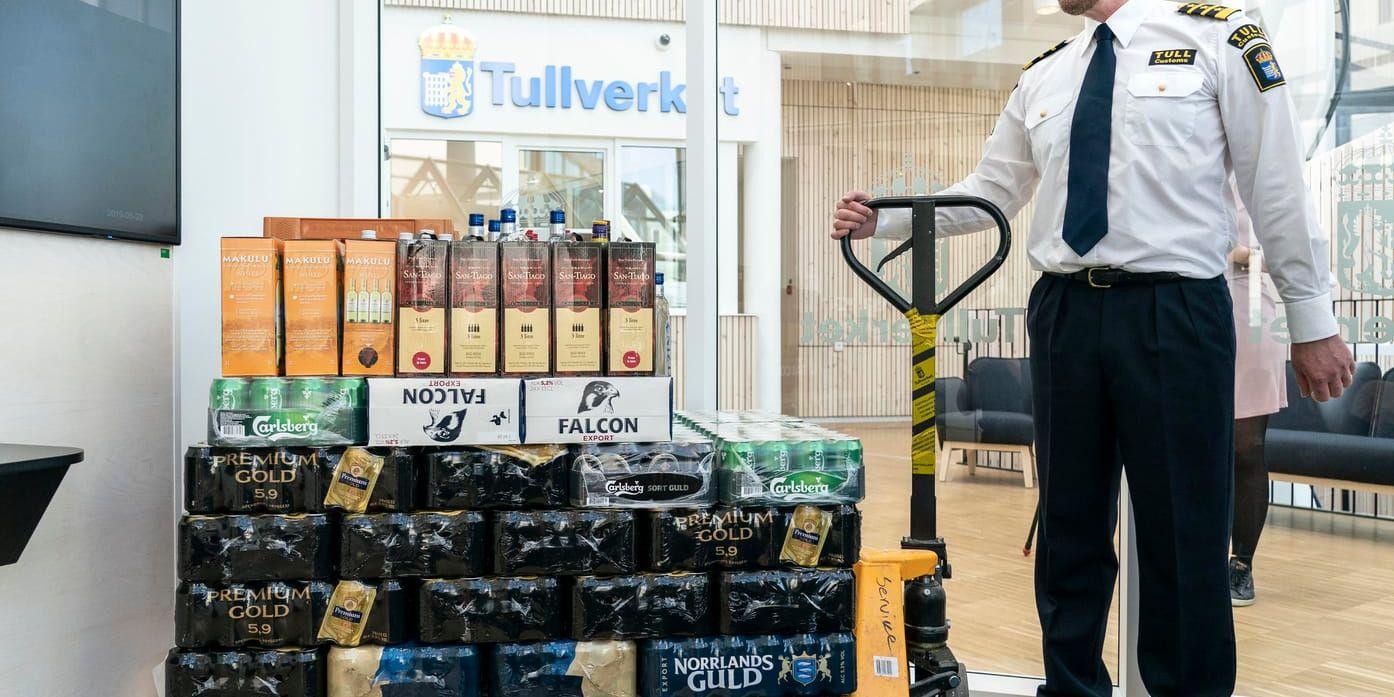 Oscar Lindvall, chef för tullåklagarsektionen, visar upp ett typiskt beslag för den liga som avslöjats för att ha smugglat in alkohol till Sverige vid ett stort antal tillfällen.