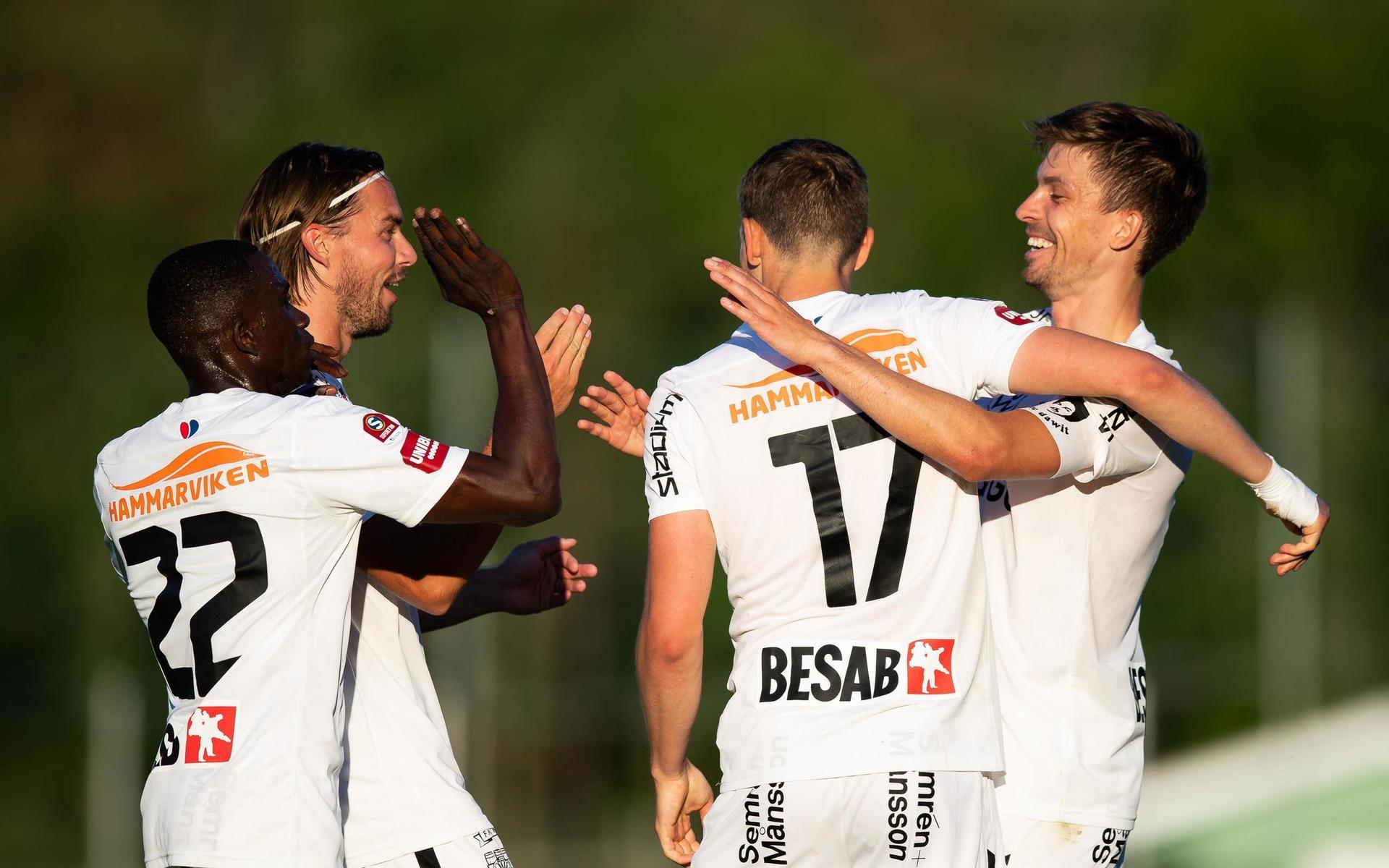 Örgrytes Daniel Paulson jublar med sina lagkamrater efter att ha gjort avgörande 3-2 målet i Superettan-premiären borta mot Ljungskile.