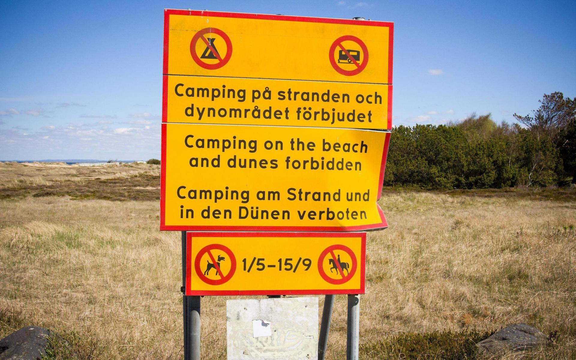 Hundförbud och hästförbud råder på stranden i Laholms kommun mellan 1 maj och 15 september. Skylt i södra Skummeslövs naturreservat (där även koppeltvång gäller hela året).