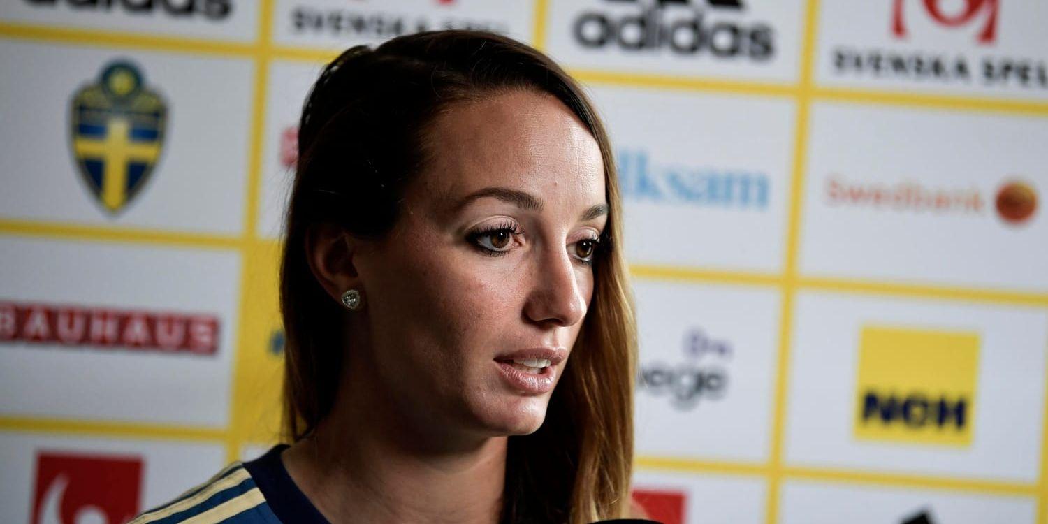 Sveriges Kosovare Asllani under tisdagens pressträff i Frankrike.