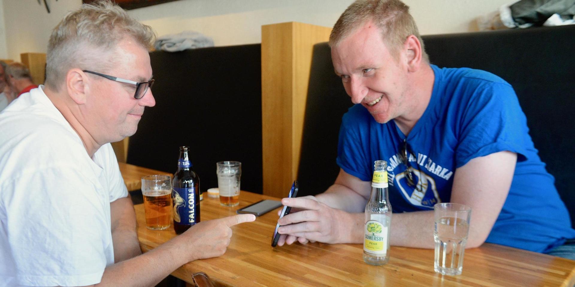 Rolf König och Peter Lodin diskuterar första halvlek mellan Halmstads BK och Trelleborg på restaurang Bar &amp; Mat.