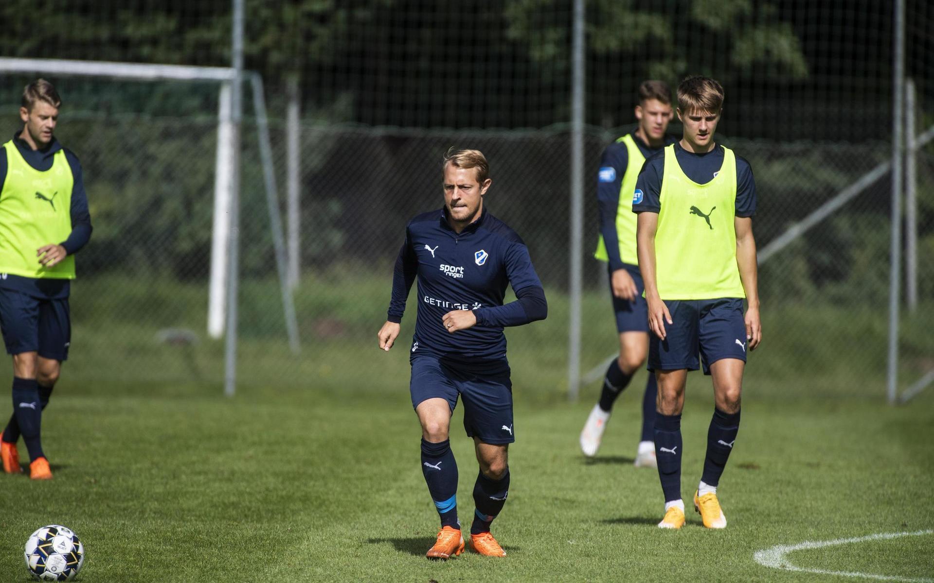 På väg mot Allsvenskan? Joel Allansson, managern Magnus Haglund och deras kolleger i Halmstads BK har skaffat sig ett gott slagläge inför andra halvan av Superettan. Statistiken visar att de lag som ligger topp två när serien vänder även brukar ligga kvar där när serien är färdigspelad.