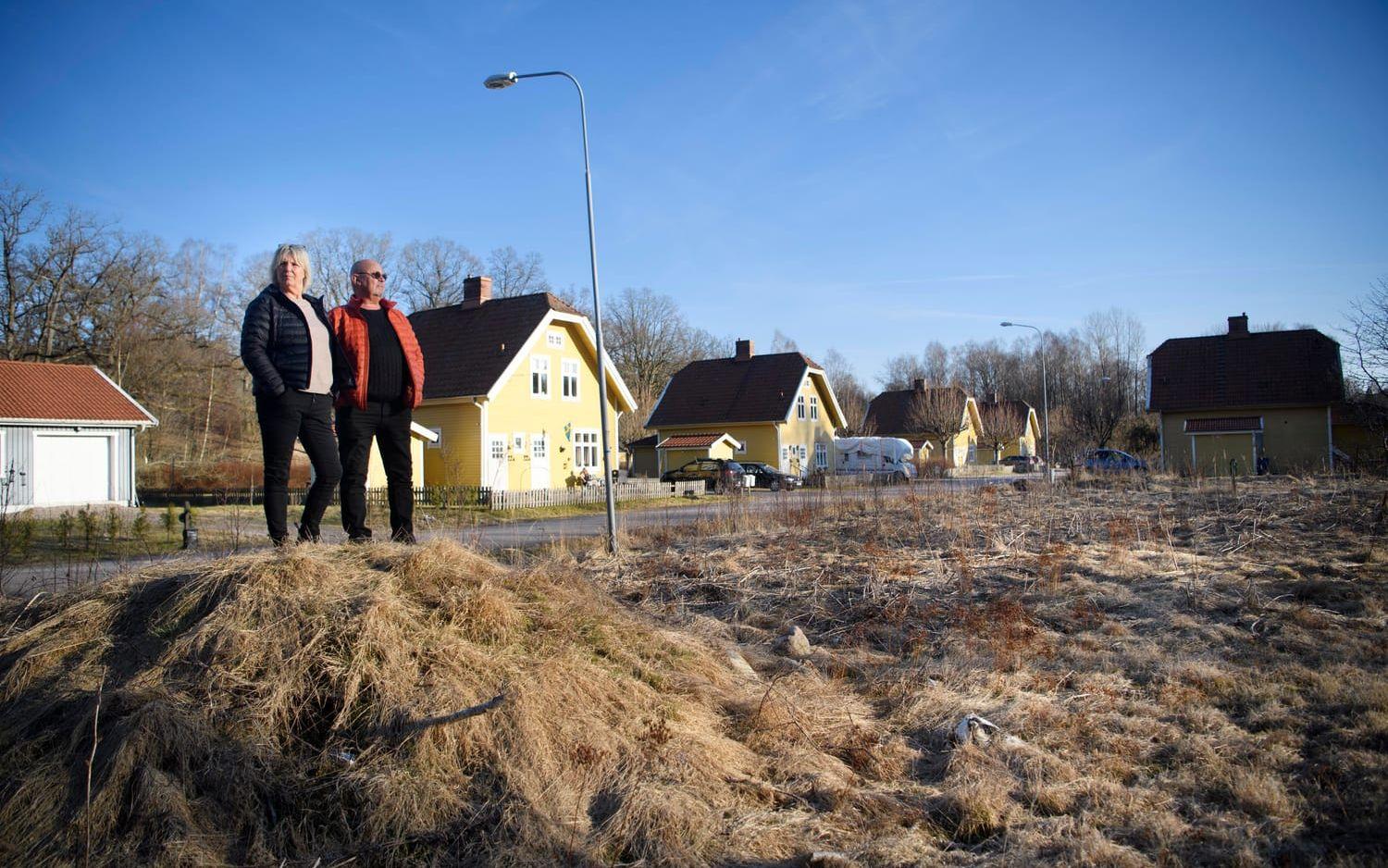 ”Är det verkligen rimligt att det får dras fram vatten, el och avlopp till tomter där man sedan inte får bygga enligt byggnadsnämnden?” undrar Angelica Svensson och Rutger Herlin, där de står på sin öde tomt på Trädgårdsgatan.