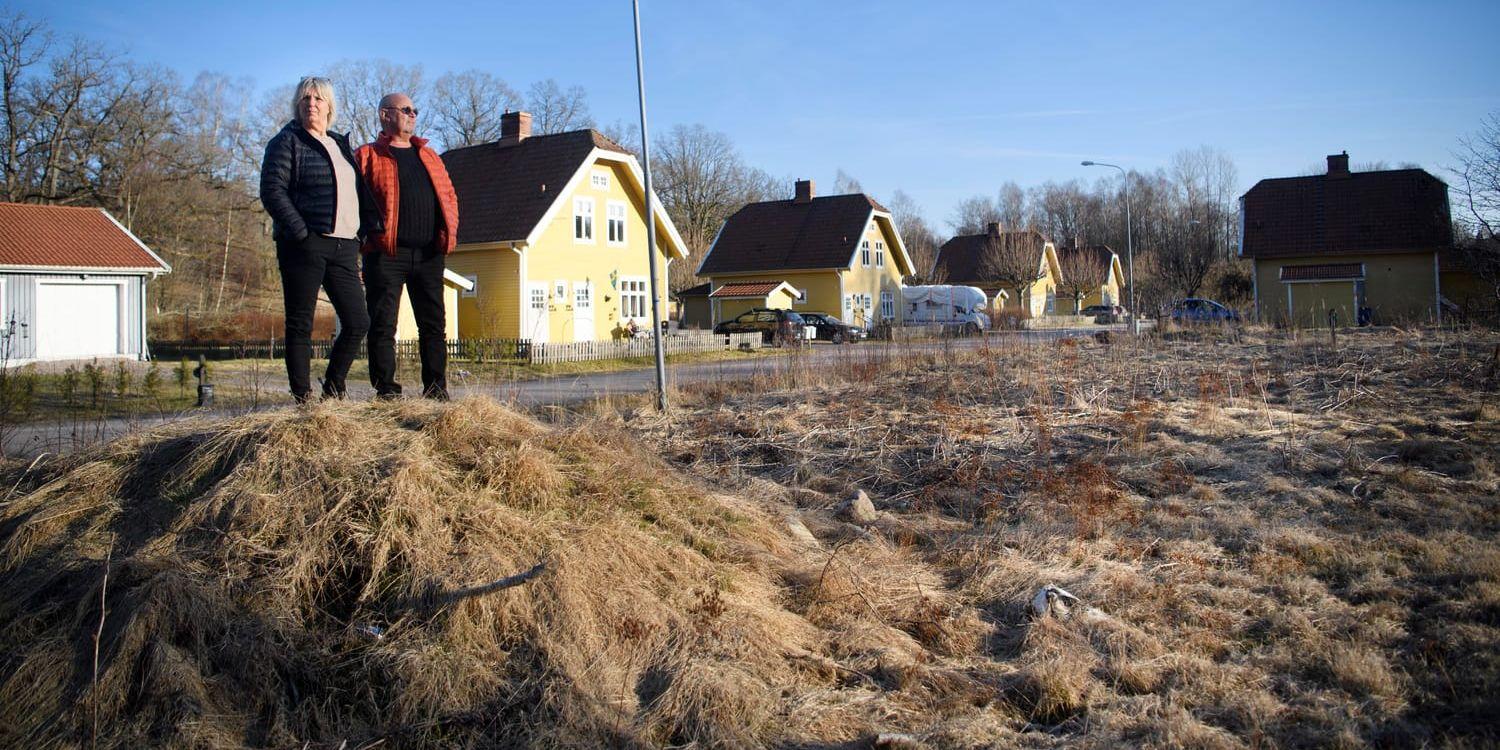 ”Är det verkligen rimligt att det får dras fram vatten, el och avlopp till tomter där man sedan inte får bygga enligt byggnadsnämnden?” undrar Angelica Svensson och Rutger Herlin, där de står på sin öde tomt på Trädgårdsgatan.