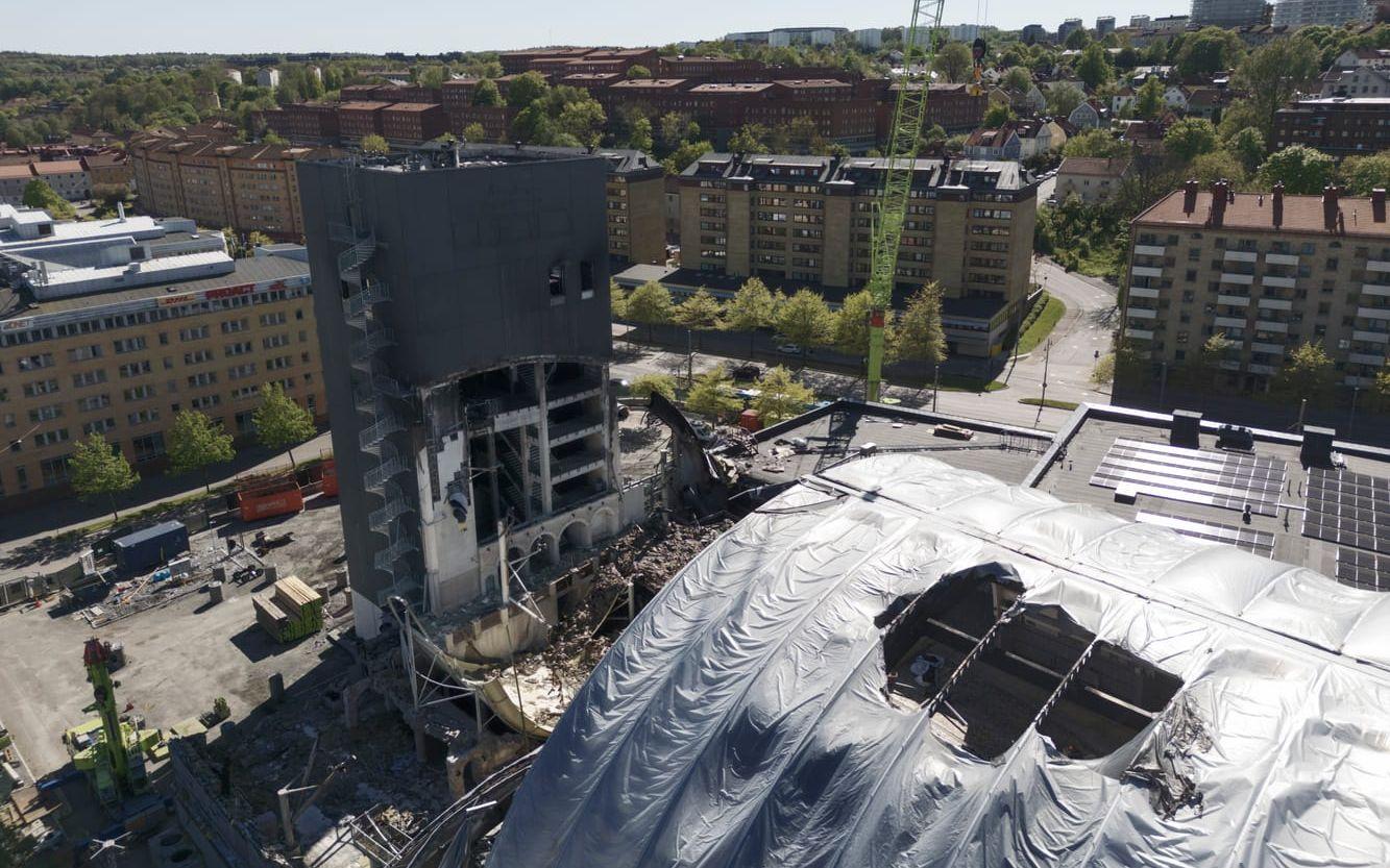 Tornet där en medarbetare på Liseberg hittades död står fortfarande utbrunnet på platsen.