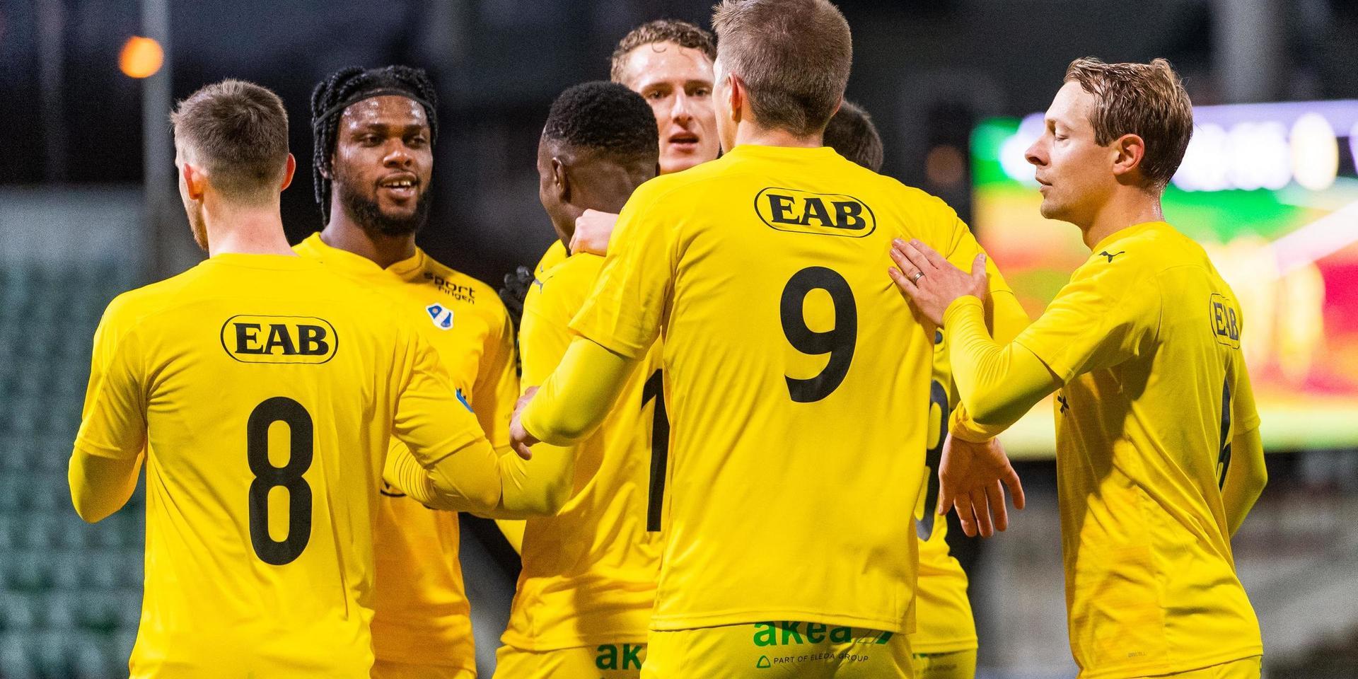 HBK:s mittback Joseph Baffo (tvåa från vänster) har haft några tuffa skadeår, men på nu fick han äntligen lön för mödan när HBK slog Sundsvall och tog klivet upp i Allsvenskan.