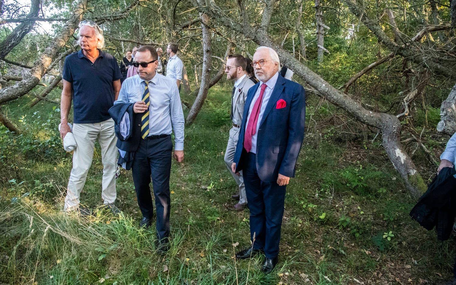 Tingsrätten hade verkligen tur med vädret när alla inblandade i trädfällningsmålet tog sig ut till Tylösand.