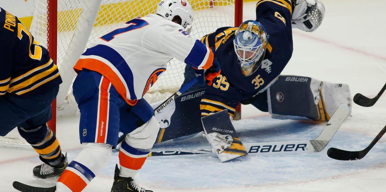 Linus Ullmark stoppar Islanders Anders Lee.