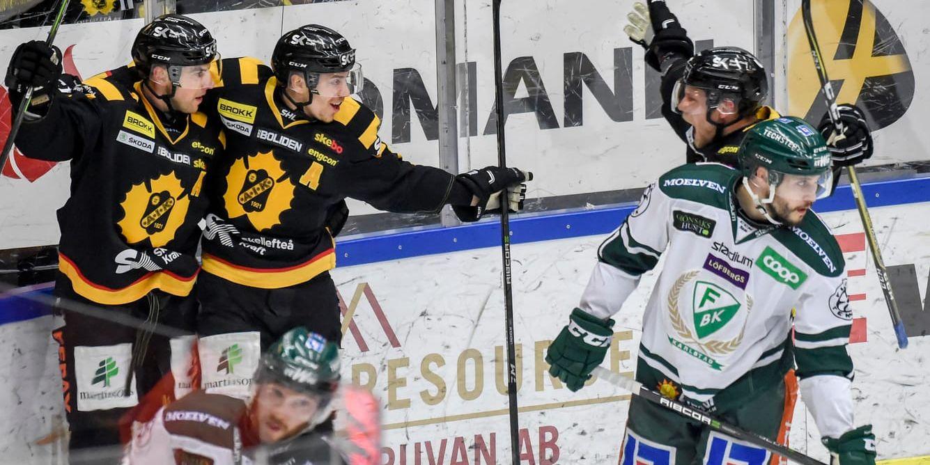 Skellefteås Joakim Lindström, längst till vänster, gratuleras av Pär Lindholm, i mitten, och Oscar Möller, till höger, efter sitt 1–0-mål.