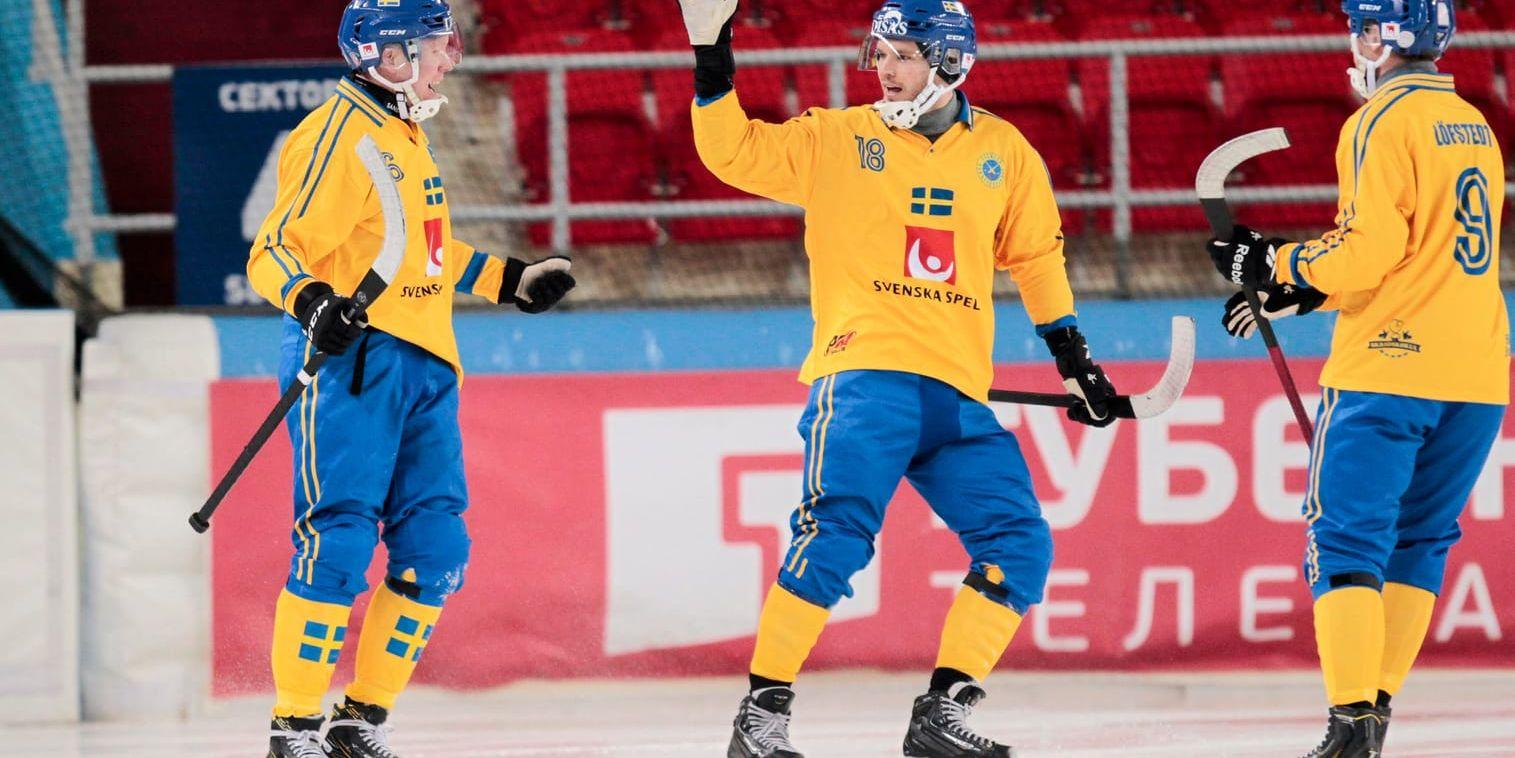 Daniel Berlin satte första målet mot Finland och jublade tillsammans med Joakim Andersson och Johan Löfstedt.