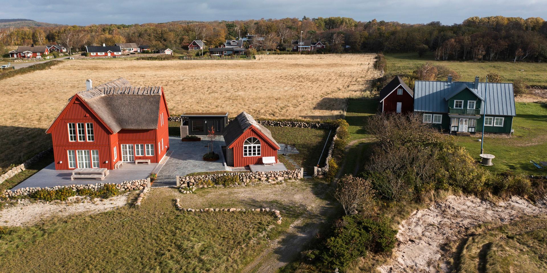 Det är inte rättsligt prövat om det var rätt av en tjänsteperson på byggnadskontoret att godkänna så stora ändringar av befintligt bygglov som gjordes i fallet med sommarhuset i strandskyddat område i Särdal.