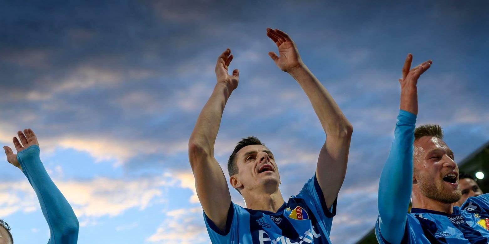 Djurgårdens Haris Radetinac och Niklas Bärkroth jublar 3–0-segern mot Falkenberg.