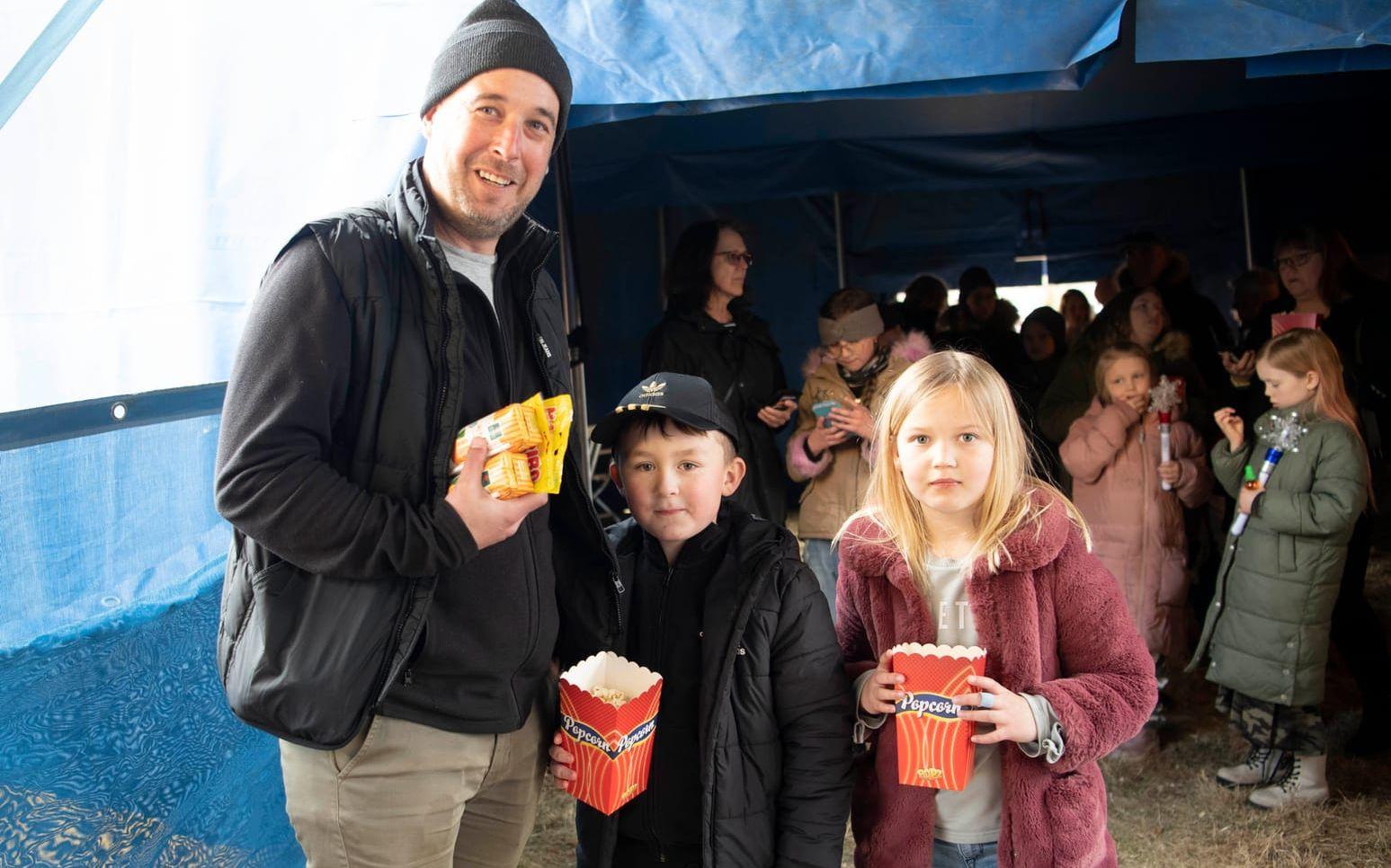 För Bruno Jaric är det inte första gången på en cirkus, men det är det för kusinerna Dexter och Signe. De stod först i kön för att komma in och välja platser, och såg fram emot jonglörer och clowner.