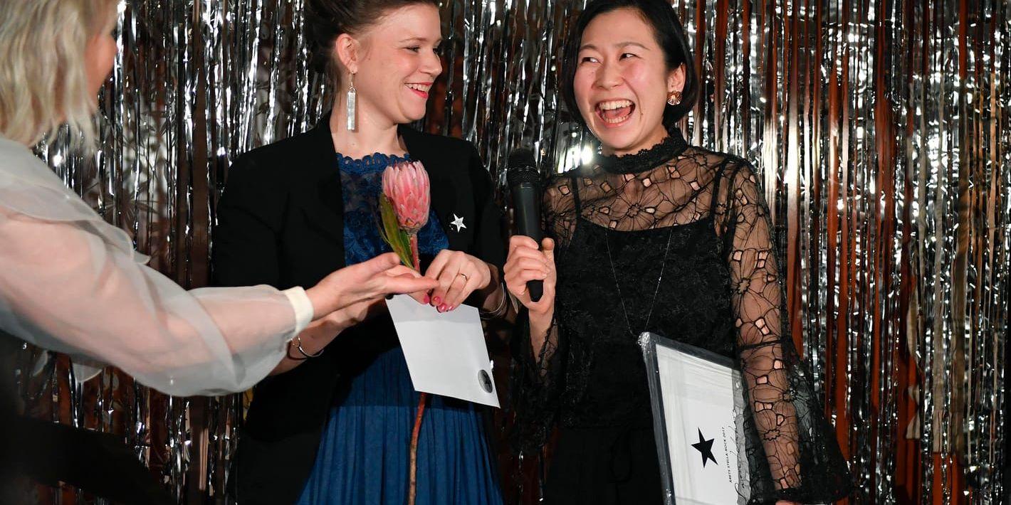 Juryordförande Elvira Lindqkvist ger en kram till vinnaren av årets kock på Stella-galan 2017, Saori Ichihara.