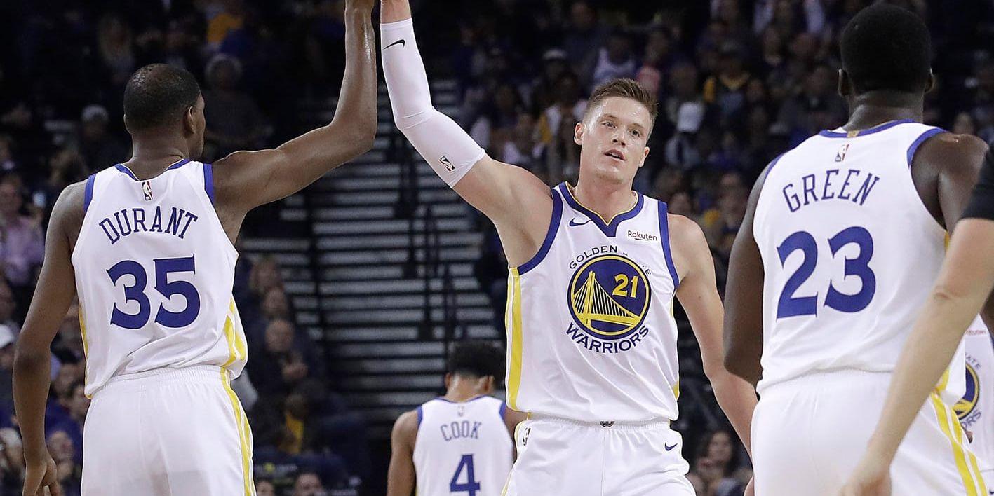 Jonas Jerebko och en av Golden States fixstjänor, Kevin Durant, firar. Arkivbild från i höstas.